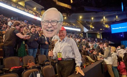 Uczestnik corocznego walnego zgromadzenia akcjonariuszy Berkshire Hathaway w Omaha trzyma tekturową 