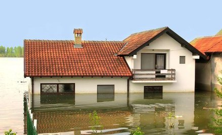 Wypłacone odszkodowanie za szkody nie może być pomniejszone o zasiłek z pomocy społecznej