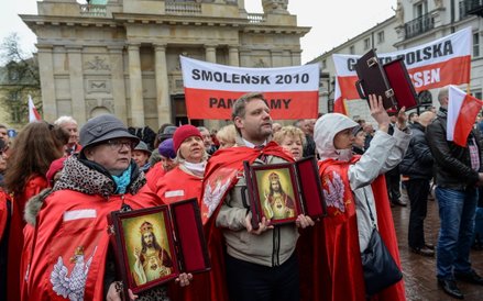 Wierni przed kościołem seminaryjnym przy Krakowskim Przedmieściu w Warszawie