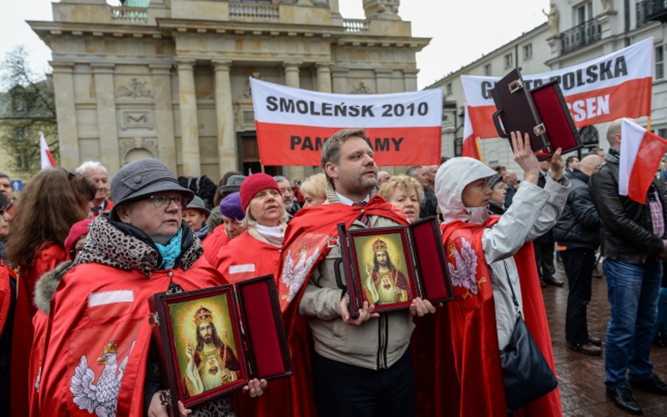 Wierni przed kościołem seminaryjnym przy Krakowskim Przedmieściu w Warszawie