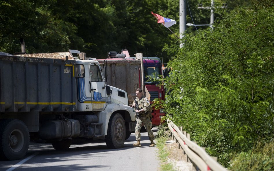 Ciężarówki blokujące granicę Serbii z Kosowem