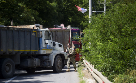 Ciężarówki blokujące granicę Serbii z Kosowem