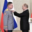 Gen. Łapin odznaczany w 2017 roku przez Władimira Putina za działania w Syrii