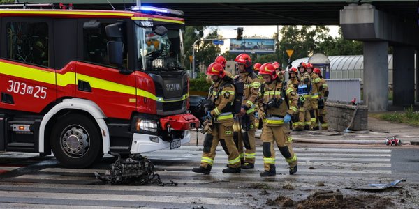 Autobus wjechał do przejścia podziemnego w Warszawie po zderzeniu z tramwajem — 6 rannych