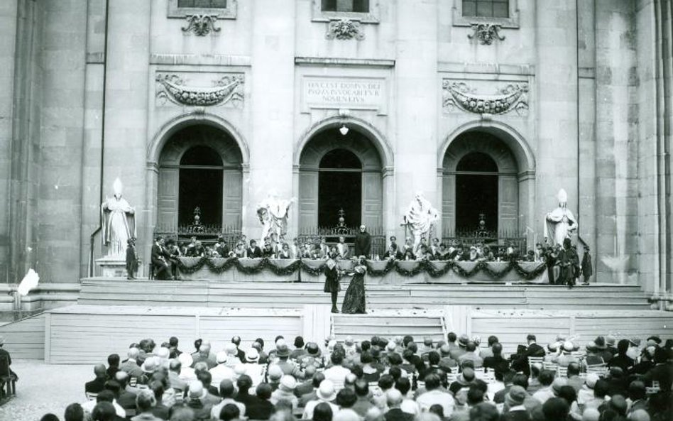 "Jedermann" na placu przed katedrą w 1920 r. Od tej premiery zaczął się festiwal w Salzburgu.