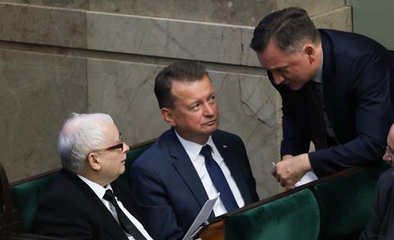 Wicepremier, prezes PiS Jarosław Kaczyński (L), minister obrony narodowej Mariusz Błaszczak (C) oraz