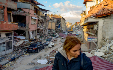 W niedzielę podano, że w trzęsieniu ziemi zginęło przynajmniej 28 tys. osób, z czego 24 tys. w Turcj