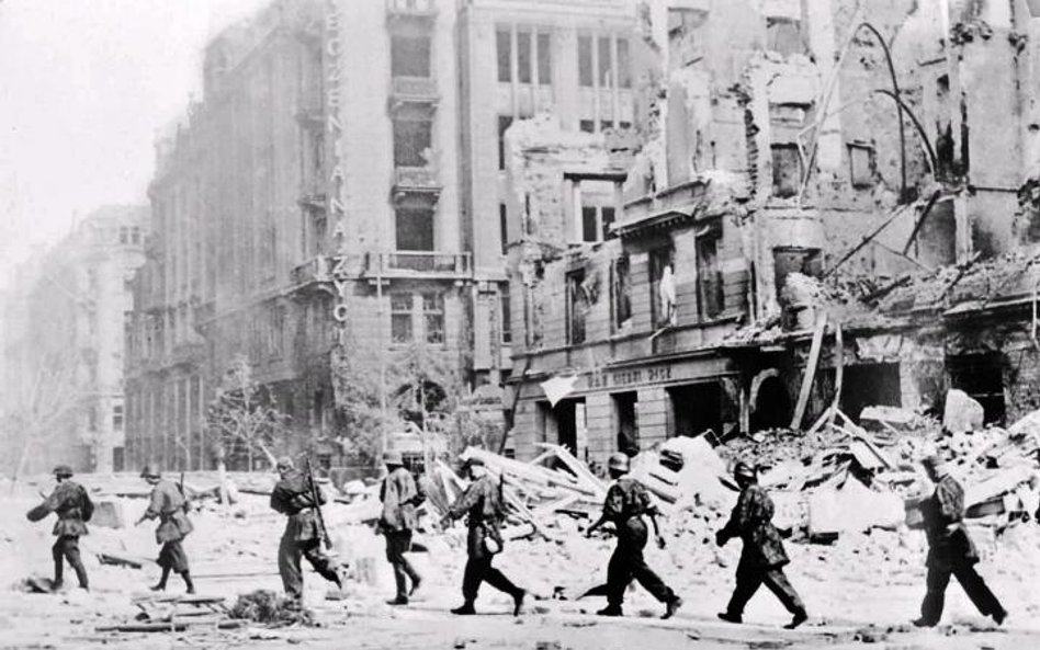 Patrol powstańczy na ul. Jasnej. Warszawa, sierpień 1944 r.