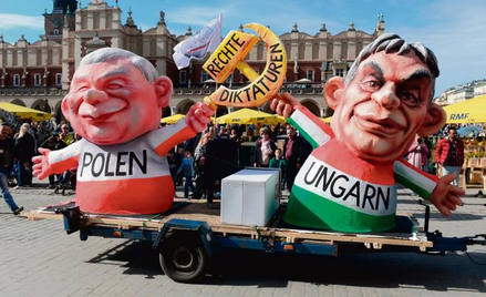 Pokaz karykatur Jarosława Kaczyńskiego i Viktora Orbána z parady w Düsseldorfie, Kraków, marzec 2018