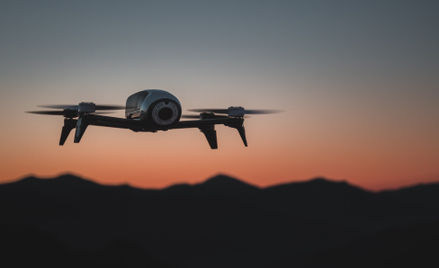 Szwajcarzy opracowali platformę, która umożliwia dronom atak na wroga, nawet gdy stracą zasięg