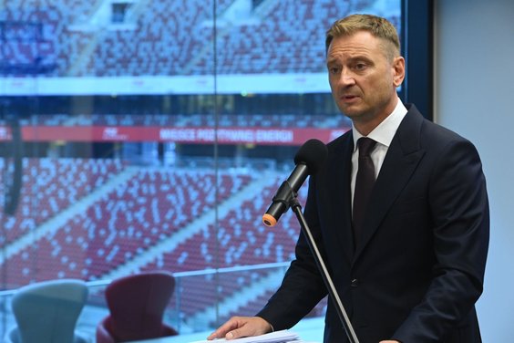 Minister sportu i turystyki Sławomir Nitras na konferencji prasowej na Stadionie Narodowym