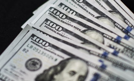 Dolar nie może się oderwać od 4 zł