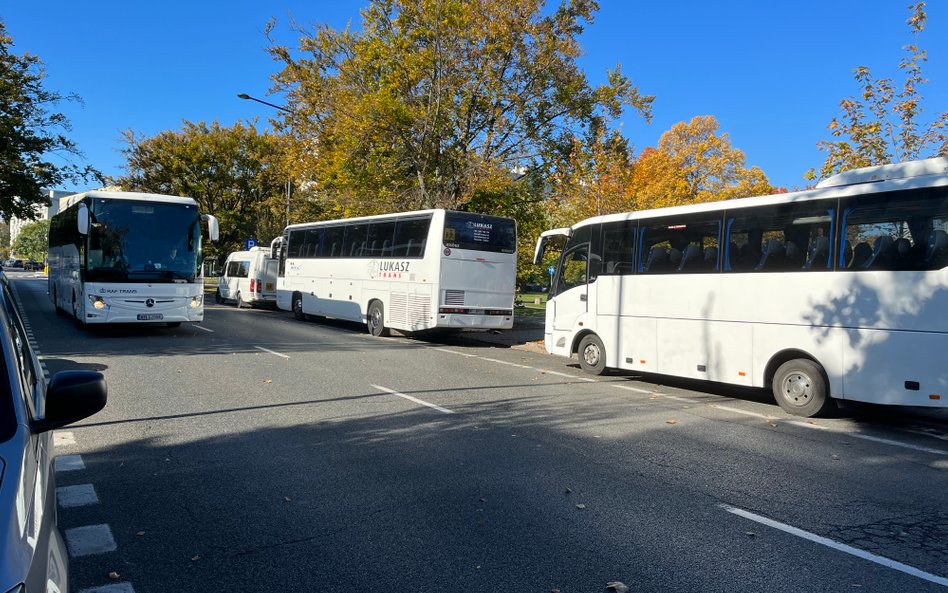 Trzeba odwołać wycieczki z braku kierowców i autokarów