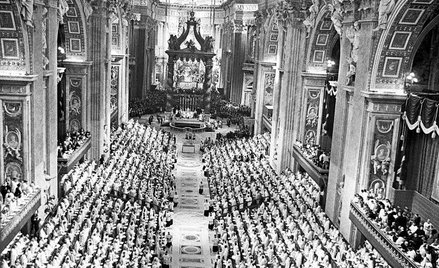 W obradach Soboru Watykańskiego II rozpoczętego w 1962 roku uczestniczył także abp Lefebvre