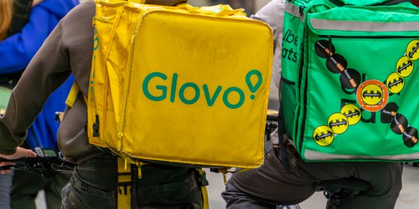 Większość Polaków chce umów o pracę dla kurierów i kierowców platform