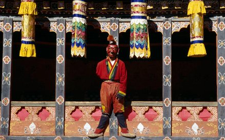 Rytualne obrzędy na dziedzińcu dzonga