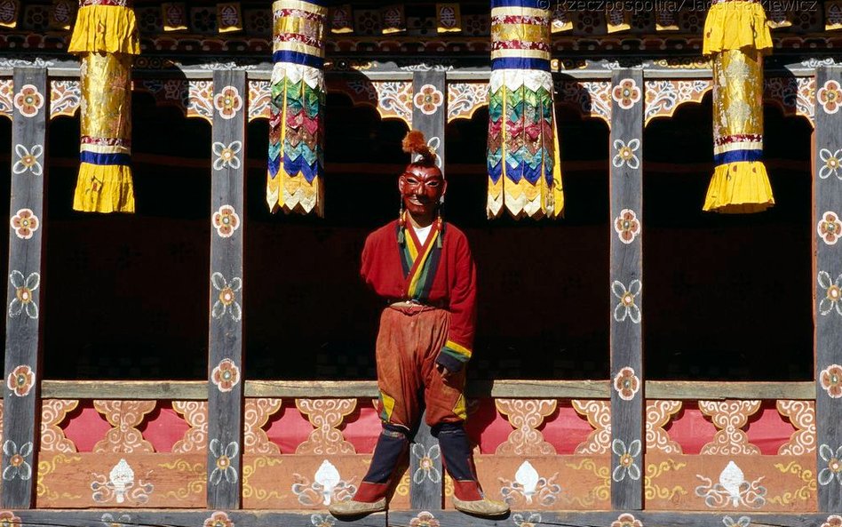 Rytualne obrzędy na dziedzińcu dzonga