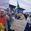 Kandydat na prezydenta Calin Georgescu przemawia po unieważnieniu wyborów przed swoim lokalem wyborc