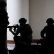 Wojskowi w mundurach maskujących w budynku filipińskiego senatu