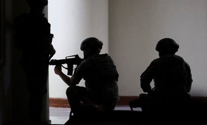 Wojskowi w mundurach maskujących w budynku filipińskiego senatu