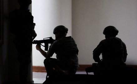 Wojskowi w mundurach maskujących w budynku Senatu Filipin