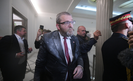 Poseł Konfederacji Grzegorz Braun zgasił gaśnicą menorę chanukową w Sejmie