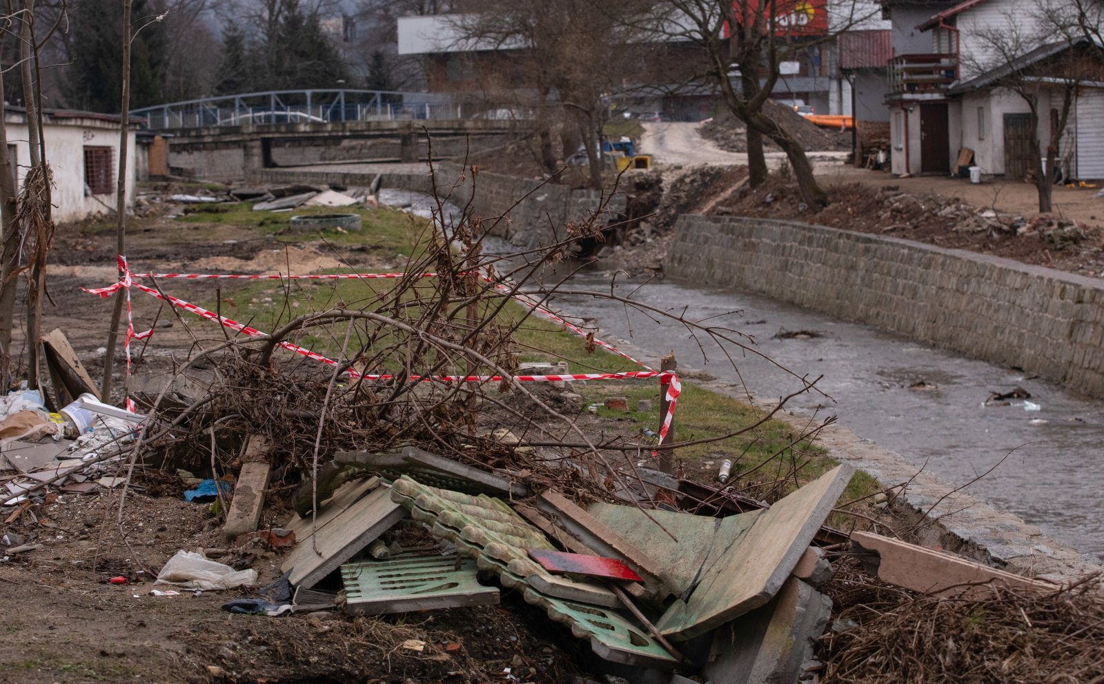 Nowe wsparcie dla dzieci z terenów popowodziowych: 1 tys. zł zasiłku, bezpłatne wyjazdy terapeutyczne i zajęcia opiekuńcze