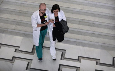Jeden z lekarzy rezydentów wyprowadza z Sejmu głodującą koleżankę, która zasłabła podczas przemówien