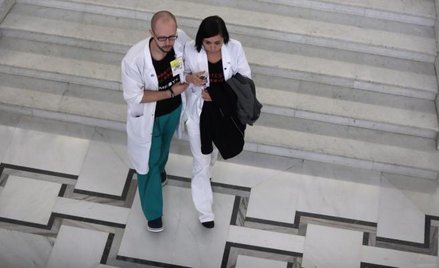 Jeden z lekarzy rezydentów wyprowadza z Sejmu głodującą koleżankę, która zasłabła podczas przemówien