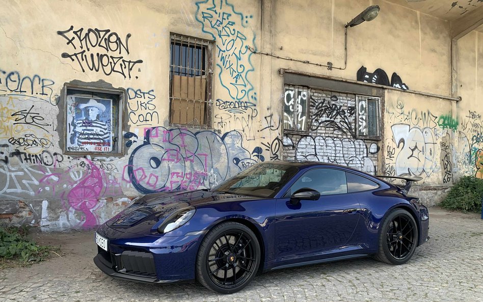 Eleganckie, ciemnoniebieskie Porsche 911 GT3 (992)