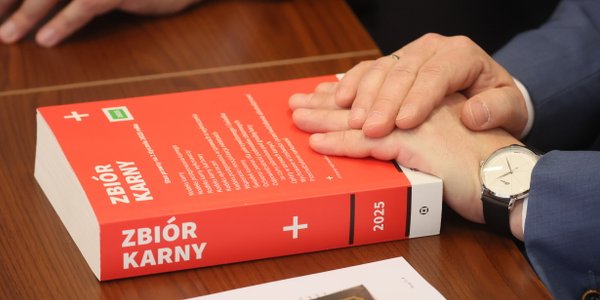 Artykuł 212 k.k. — przepis, który wciąż krępuje wolność słowa w Polsce
