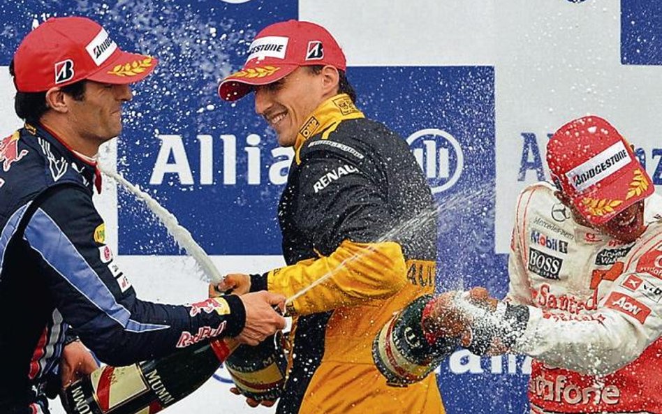 Robert Kubica świętuje z Markiem Webberem (z lewej) i Lewisem Hamiltonem