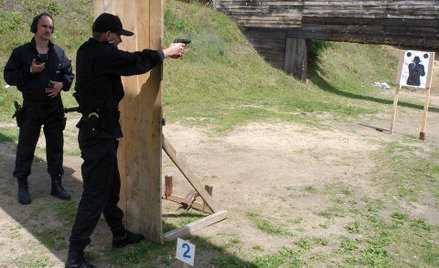 Ćwiczenia strzeleckie w policji