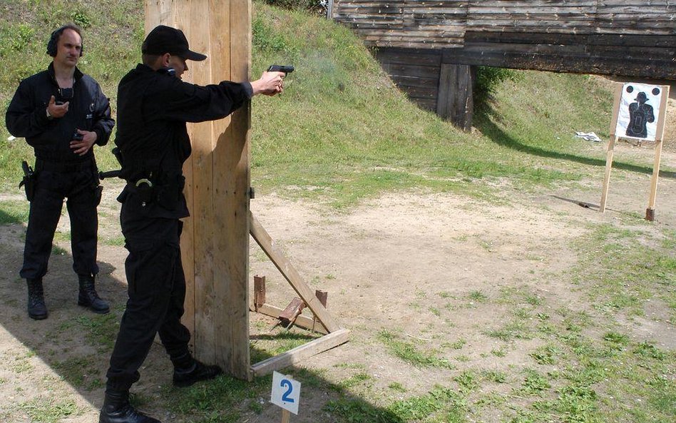 Ćwiczenia strzeleckie w policji