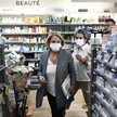 Brigitte Bourguignon, minister zdrowia Francji, w aptece