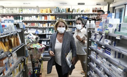 Brigitte Bourguignon, minister zdrowia Francji, w aptece