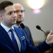 Wiceminister sprawiedliwości, przewodniczący komisji weryfikacyjnej Patryk Jaki podczas konferencji 