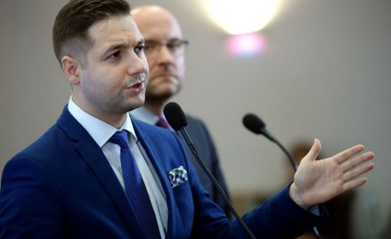 Wiceminister sprawiedliwości, przewodniczący komisji weryfikacyjnej Patryk Jaki podczas konferencji 