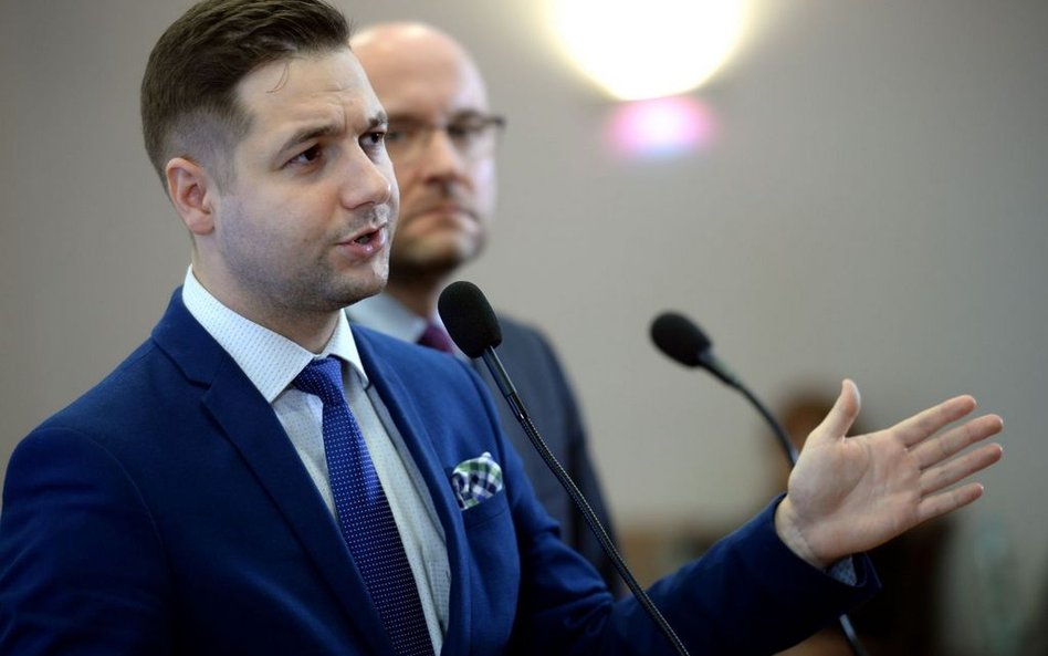 Wiceminister sprawiedliwości, przewodniczący komisji weryfikacyjnej Patryk Jaki podczas konferencji 