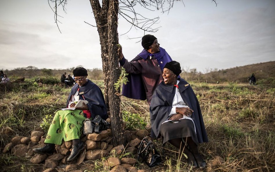 Wierni modlą się podczas mszy beatyfikacyjnej do Benedykta Daswy w miejscowości Tshitanini w RPA. Da