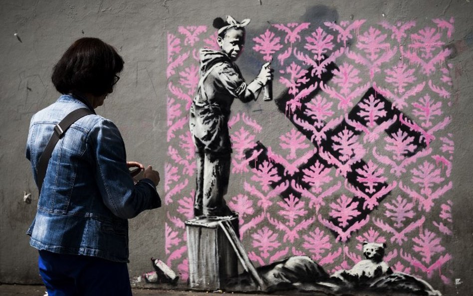 Banksy krytykuje politykę Francji. Sześć nowych murali