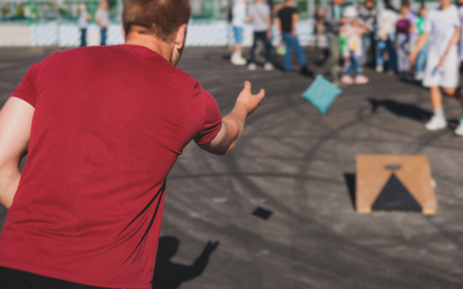 Cornhole - jedna z dyscyplin podczas XIV Ochockiego Dnia Sportu Osób z Niepełnosprawnościami