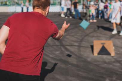 Cornhole - jedna z dyscyplin podczas XIV Ochockiego Dnia Sportu Osób z Niepełnosprawnościami