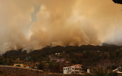 Miasto Tijarafe otoczone dymem unoszącym się z pożaru w pobliżu Parku Narodowego La Caldera de Tabur