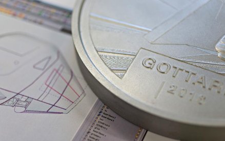 Okolicznościowa moneta wybita z okazji otwarcia tunelu pod przełęczą św Gottharda w Szwajcarii