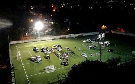 Poszkodowanych umieszcza się w zaimprowizowanym obozie na lokalnym stadionie.