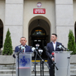 Marian Banaś i Sławomir Mentzen podczas konferencji prasowej przed siedzibą NIK w Warszawie