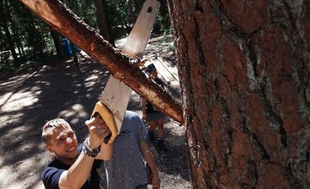 Pionierka obozowa niemal profesjonalna. Gdyby jeszcze nie ten toi-toi na drugim planie...