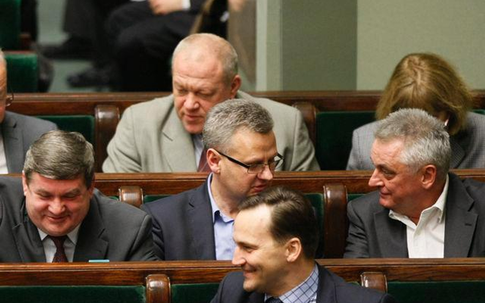 Mirosław Drzewiecki (pierwszy z prawej) coraz częściej pojawia się w Sejmie