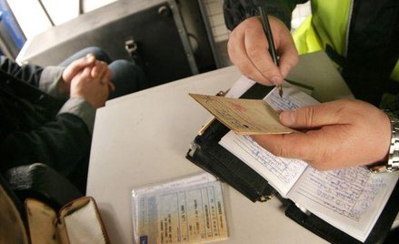Czy starosta ma obowiązek cofnąć prawo jazdy